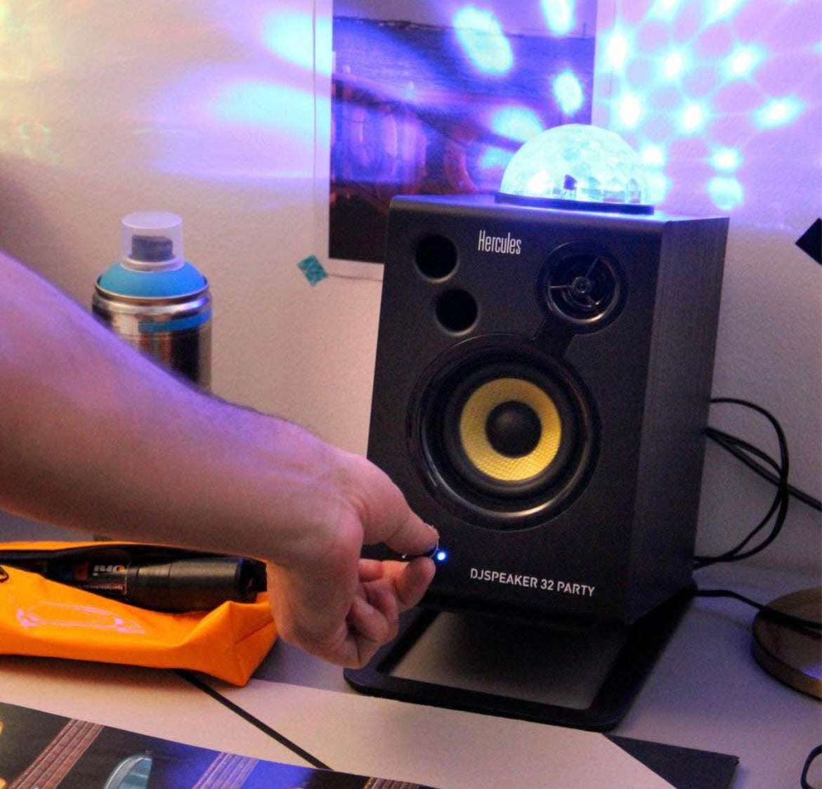 Hercules DJSpeaker 32 Party | 15-Watt RMS monitor speakers with tempo-synced light show